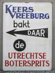 862393 Afbeelding een groot emaillen reclamebord van banketbakkerij Keers Vreeburg te Utrecht, een recente aankoop van ...
